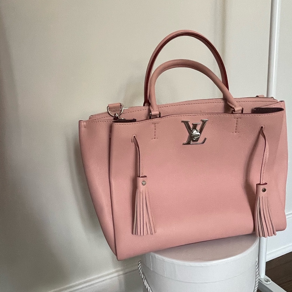 LOUIS VUITTON SHOULDER AND CROSS BODY BAG. MM LV.